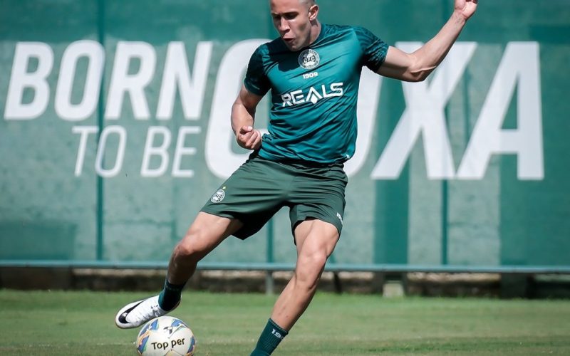 Estilo Distinto: Matheus Frizzo, o Novo Camisa 10 do Coritiba, Desafia Tradições do Meia Clássico