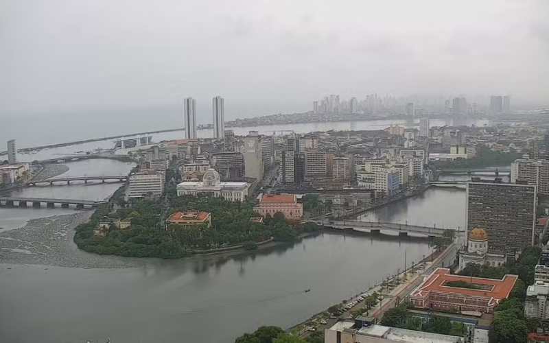 Entre a folia e o medo: chuva paralisa Recife no Carnaval
