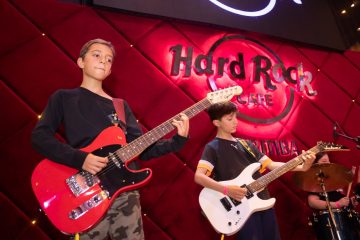 Alunos da School of Rock Curitiba sobem ao palco do Hard Rock Cafe em jam session aberta ao público