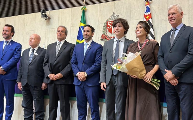 Rosana Valle recebe maior honraria da Alesp com apoio de lideranças da direita