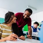Pé-de-Meia ajuda a reduzir evasão escolar em 43% no ensino médio brasileiro