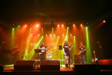 School of Rock Curitiba leva 16 bandas ao palco do Clay Highway em noite de rock ao vivo