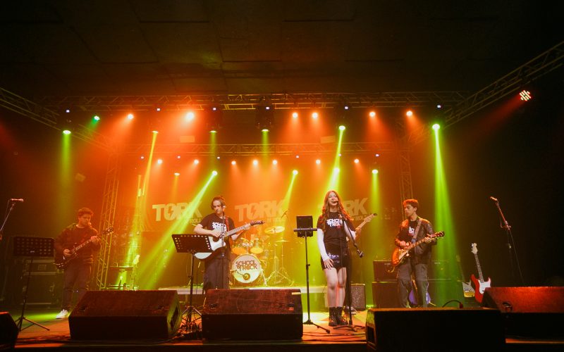 School of Rock Curitiba leva 16 bandas ao palco do Clay Highway em noite de rock ao vivo